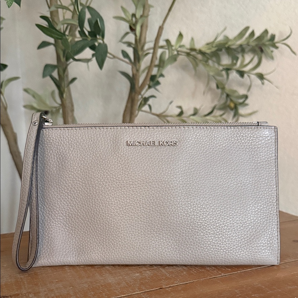 Michael Kors Jet Set XL Wristlet Clutch Pearl Grey Pebbled Leather Zip Wallet